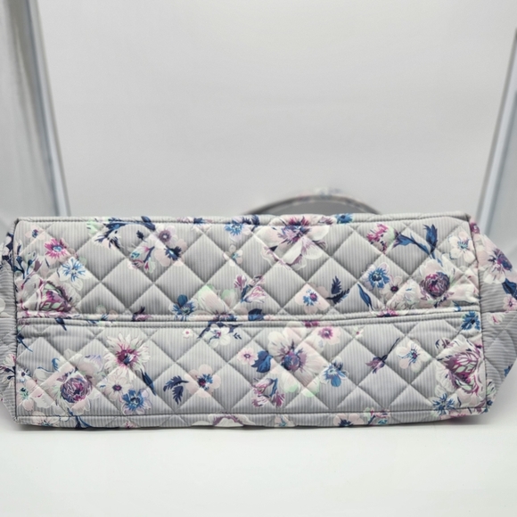 Vera Bradley Zinnias Quilted XTRA Large Tote/Bag 24"x15" Inner Zipper Pocket - Picture 4 of 15